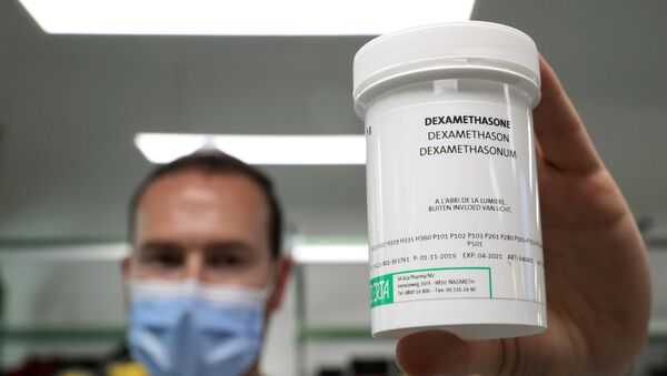 صيدلي يعرض علبة من ديكساميثازون في مستشفى إيراسم وسط تفشي مرض كوفيد - 19 في بروكسل - سبوتنيك عربي
