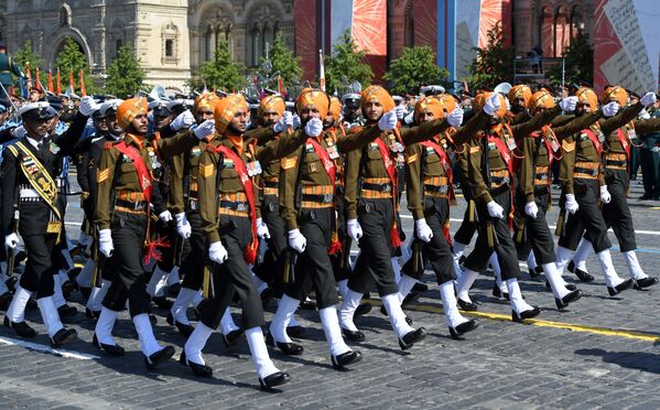  القوات الهندية تشارك في العرض العسكري بمناسبة الذكرى الـ75 للنصر على النازية في الحرب الوطنية العظمى (1941-1945) على الساحة الحمراء، موسكو،24  يونيو 2020 - سبوتنيك عربي