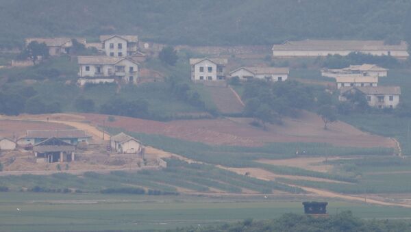 صورة للحرس الكوري الشمالي أمام قرية دعاية كوريا الشمالية بالقرب من المنطقة المنزوعة السلاح التي تفصل بين الكوريتين في باجو - سبوتنيك عربي