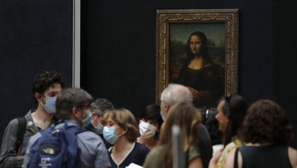 الصحفيون يقفون أمام الموناليزا ليوناردو دا فينشي خلال زيارة لمتحف اللوفر قبل إعادة افتتاحه في 6 يوليو المقبل - سبوتنيك عربي