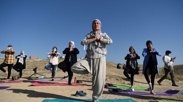الرياضة، الصحة، في زمن كورونا - ممارسة اليوغا مع الحفاظ على قاعدة التباعد الاجتماعي، أفغانستان 21  يونيو 2020 - سبوتنيك عربي