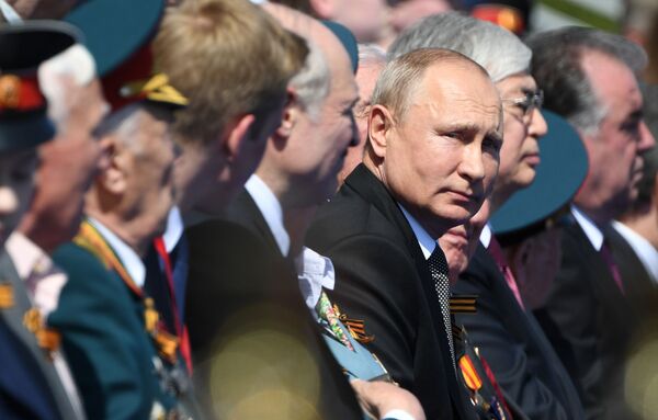  الرئيس فلاديمير بوتين في العرض العسكري بمناسبة الذكرى الـ75 للنصر على النازية في الحرب الوطنية العظمى (1941-1945) على الساحة الحمراء، موسكو،24  يونيو 2020 - سبوتنيك عربي