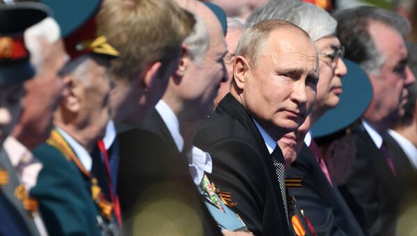  الرئيس فلاديمير بوتين في العرض العسكري بمناسبة الذكرى الـ75 للنصر على النازية في الحرب الوطنية العظمى (1941-1945) على الساحة الحمراء، موسكو،24  يونيو 2020 - سبوتنيك عربي