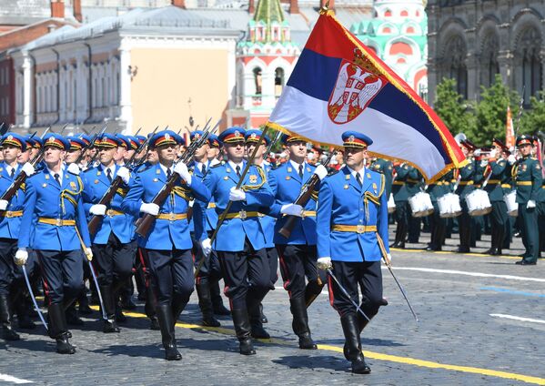  القوات الصربية تشارك في العرض العسكري بمناسبة الذكرى الـ75 للنصر على النازية في الحرب الوطنية العظمى (1941-1945) على الساحة الحمراء، موسكو،24  يونيو 2020 - سبوتنيك عربي