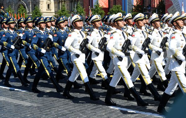   القوات الصينية تشارك في العرض العسكري بمناسبة الذكرى الـ75 للنصر على النازية في الحرب الوطنية العظمى (1941-1945) على الساحة الحمراء، موسكو،24  يونيو 2020 - سبوتنيك عربي