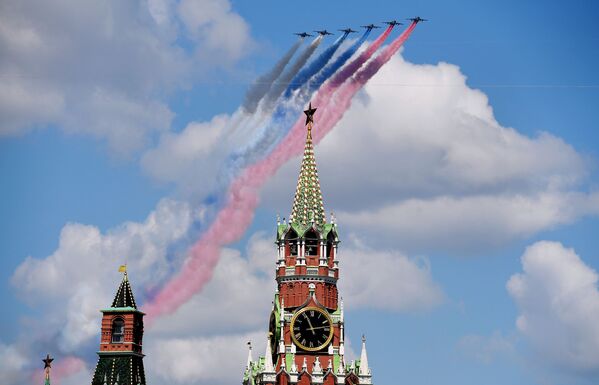  الطائرات الهجومية سو-25ام بي ترسم علم روسيا في نهاية العرض العسكري بمناسبة الذكرى الـ75 للنصر على النازية في الحرب الوطنية العظمى (1941-1945) على الساحة الحمراء، موسكو،24  يونيو 2020 - سبوتنيك عربي