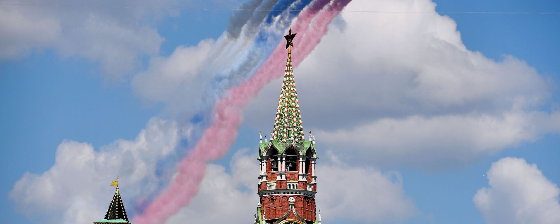  الطائرات الهجومية سو-25ام بي ترسم علم روسيا في نهاية العرض العسكري بمناسبة الذكرى الـ75 للنصر على النازية في الحرب الوطنية العظمى (1941-1945) على الساحة الحمراء، موسكو،24  يونيو 2020 - سبوتنيك عربي, 1920, 23.04.2024