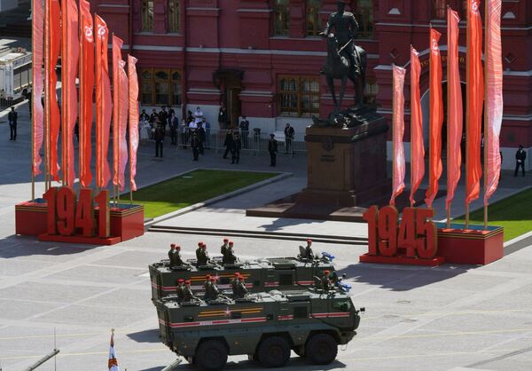 المركبة المدرعة تايفون كا، التي يتم تركيب الوحدات القتالية الكهربائية عليها ، لحمل ما يصل إلى 10 أشخاص، ويتم تكييفها أيضًا لنقل البضائع، خلال العرض العسكري على الساحة الحمراء في موسكو، 24 يونيو 2020 - سبوتنيك عربي