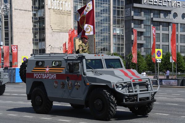 المركبة المدرعة تيغر-إم، خلال العرض العسكري على الساحة الحمراء في موسكو، 24 يونيو 2020 - سبوتنيك عربي