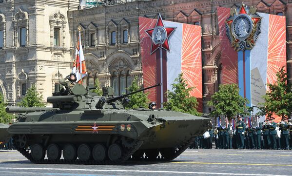 دبابة بي ام بي-2ام ومع الوحدة القتالية بيريجوك، خلال العرض العسكري على الساحة الحمراء في موسكو 24 يونيو 2020 - سبوتنيك عربي