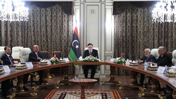 رئيس حكومة الوفاق الليبية فايز السراج ووزير الخارجية التركي مولود شاويش أوغلو، طرابلس، ليبيا 17 يونيو 2020 - سبوتنيك عربي