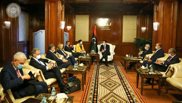 رئيس حكومة الوفاق الليبية فايز السراج مع وزير الخارجية الإيطالي لويجي دي مايو، طرابلس، ليبيا 24 يونيو 2020 - سبوتنيك عربي