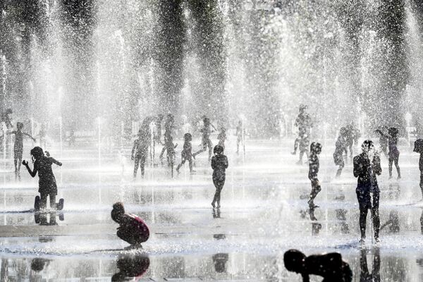 أطفال يلعبون بين نوافير المياه في مدينة نيس، خلال موجة حر تضرب جنوب فرنسا 24 يونيو 2020 - سبوتنيك عربي