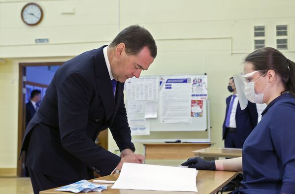  النائب رئيس مجلس الأمن القومي الروسي، دميتري ميدفيديف يدلس بصوته  على التعديلات الدستورية لروسيا الاتحادية (25 يونيو - 1 يوليو)، 25 يونيو 2020 - سبوتنيك عربي