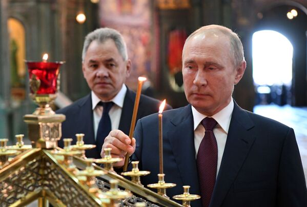  الرئيس فلاديمير بوتين خلال زيارته للكنيسة الرئيسية للقوات المسلحة الروسية في حديقة باتريوت، روسيا 22 يونيو 2020 - سبوتنيك عربي