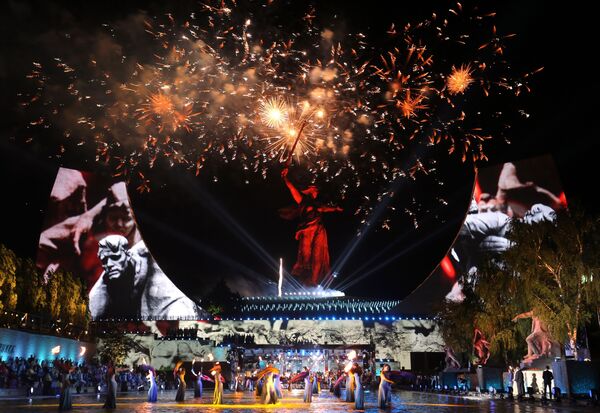 مهرجان موسيقى أمام النصب التذكاري الوطن ينادي! بمناسبة عيد النصر، الذكرى الـ75 للانتصار على النازية في الحرب الوطنية العظمى (1941-1945) في فولغوغراد، روسيا - سبوتنيك عربي