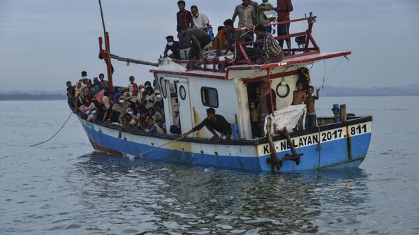 قارب ينقل أشخاص من الروهينغا القادمين من ميانمار، قبالة سواحل إندونيسيا، 25 يونيو 2020 - سبوتنيك عربي