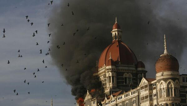 حمام يطير بينما يواصل فندق تاج الاحتراق إثر هجوم أودى بحياة العديد من الأشخاص في مومباي - سبوتنيك عربي