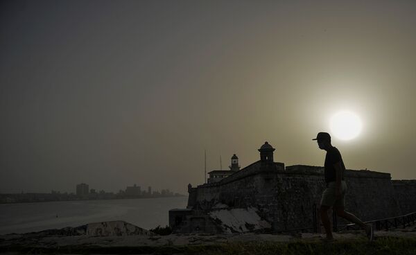 شخص يسير على خلفية العاصفة الرملية في هافانا، كوبا، 25 يونيو 2020 - سبوتنيك عربي