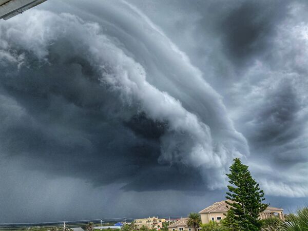 عاصفة كهربائية تندمج مع العاصفة الرملية فوق جزيرة أناستاسيا على ساحل ولاية فلوريدا، الولايات المتحدة، 27 يونيو 2020 - سبوتنيك عربي