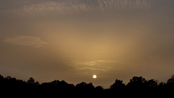  غروب الشمس على خلفية العاصفة الرملية، 26  يونيو 2020 - سبوتنيك عربي