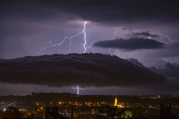 البرق يضرب سماء مدينة ناجيكانيزسا، المجر ، 26 يونيو 2020 - سبوتنيك عربي