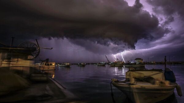 عاصفة رعدية فوق ميناء مدينة طرابلس، لبنان، 8 يناير 2020 - سبوتنيك عربي