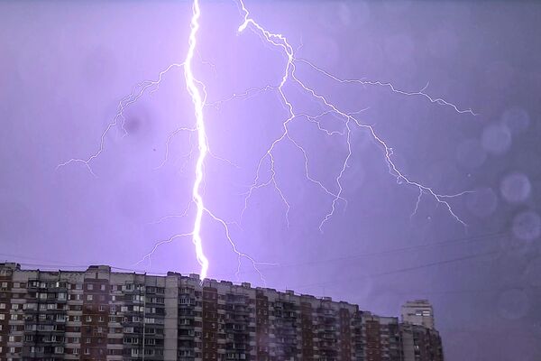 عاصفة رعدية في مدينة موسكو، روسيا، 6 يونيو 2020 - سبوتنيك عربي