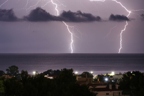 عاصفة رعدية فوق المدينة الساحلية أرتميدا، اليونان، 23 يونيو 2020 - سبوتنيك عربي