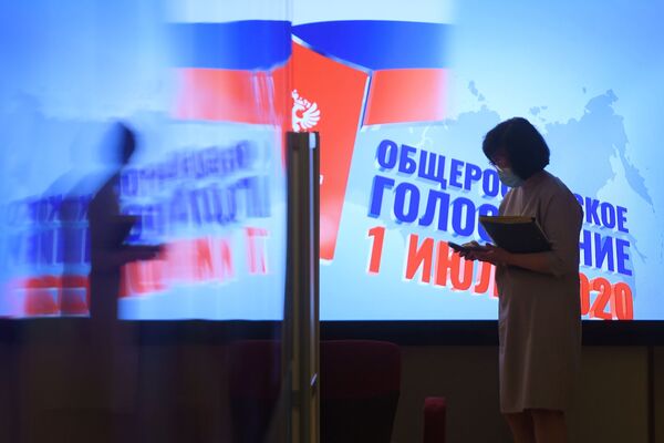 امرأة ترتدي كمامة في المركز الإعلامي التابع للجنة المركزية للانتخابات الدستورية في موسكو. حيث يجري في روسيا التصويت على التعديلات الدستورية لروسيا الاتحادية (25 يونيو - 1 يوليو) - سبوتنيك عربي