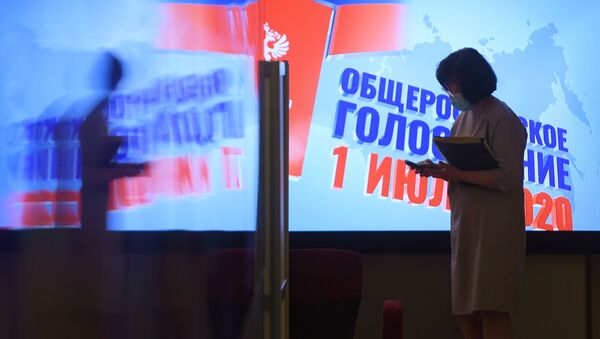 امرأة ترتدي كمامة في المركز الإعلامي التابع للجنة المركزية للانتخابات الدستورية في موسكو. حيث يجري في روسيا التصويت على التعديلات الدستورية لروسيا الاتحادية (25 يونيو - 1 يوليو) - سبوتنيك عربي