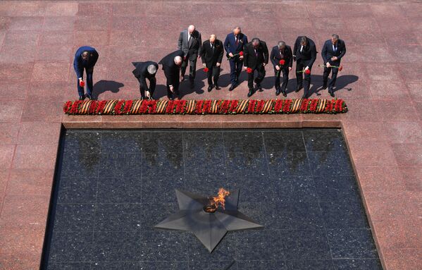 الرئيس الروسي فلاديمير بوتين أثناء مراسم وضع أكاليل الزهور على النصب التذكاري ضريح الجندي المجهول في حديقة ألكسندر في موسكو، في عيد النصر  24يونيو 2020 - سبوتنيك عربي