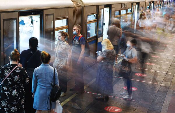 ركاب محطة مترو أرباتسكايا في موسكو بعد رفع قيود العزل الذاتي في موسكو منذ 9 يونيو 2020 - سبوتنيك عربي