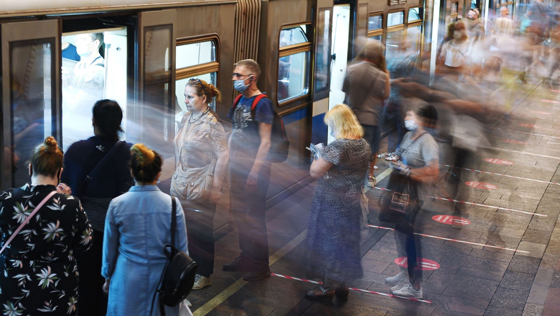 ركاب محطة مترو أرباتسكايا في موسكو بعد رفع قيود العزل الذاتي في موسكو منذ 9 يونيو 2020 - سبوتنيك عربي, 1920, 09.06.2021