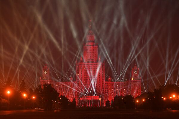 أضواء النصر أمام مبنى الجامعة الحكومية موسكو بمناسبة عيد النصر، الذكرى الـ75 للانتصار على النازية في الحرب الوطنية العظمى (1941-1945) في العاصمة موسكو - سبوتنيك عربي