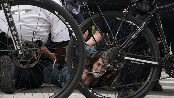 اعتقال الشرطة لأحد المحتجين في مظاهرات جورج فلويد واسعة النطاق في نيويورك، الولايات المتحدة، 1 يونيو 2020 - سبوتنيك عربي