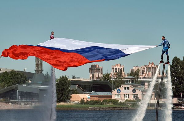 الرياضيون من المنتخب الوطني الروسي في Hydroflight (الدفع النفاث المائي) يفتتحون مراسم الاحتفال بيوم روسيا برفع العلم في سان بطرسبورغ. - سبوتنيك عربي