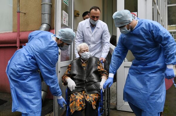 مريضة، زينايدا أفاناسيفنا نوفيكوفا، تبلغ من العمر 101 عامًا، أثناء خروجها من المشفى، بعد تلقي علاج عدوى الفيروس التاجي كوفيد- 19 وانتصارها على المرض، موسكو 2 يونيو 2020 - سبوتنيك عربي