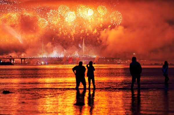 الألعاب النارية في مهرجان آليه باروسا) الأشرعة الحمراء في سان بطرسبورغ، وهو احتفال سنوي بمناسبة تخرج تلاميذ المدارس في روسيا، الذي أقيم هذا العام دون حضور يذكر بسبب كورونا، 27 يونيو 2020 - سبوتنيك عربي