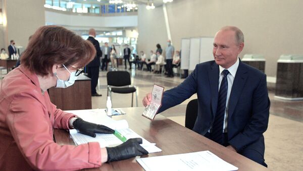 وصل الرئيس الروسي فلاديمير بوتين، اليوم الأربعاء، إلى مركز الاقتراع في مبنى أكاديمية العلوم الروسية بالعاصمة موسكو للتصويت على التعديلات الدستورية،  1 يوليو 2020 - سبوتنيك عربي
