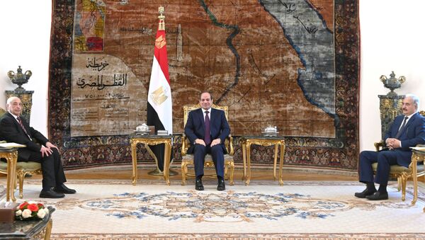 الرئيس المصري عبد الفتاح السيسي يلتقي بالقائد الليبي خليفة حفتر والمتحدث باسم البرلمان الليبي عقيلة صالح في القاهرة، مصر 6 يونيو 2020 - سبوتنيك عربي