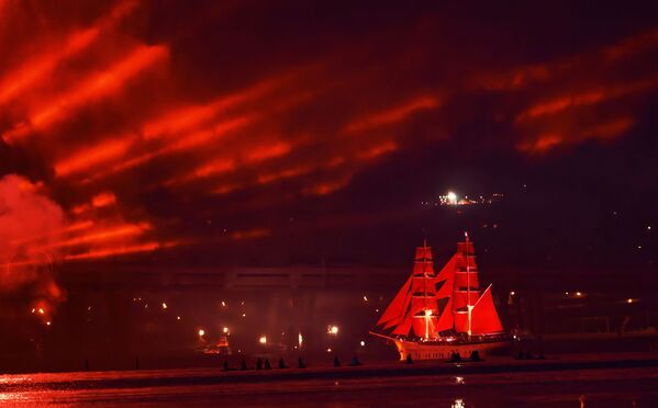 الألعاب النارية في مهرجان آليه باروسا) الأشرعة الحمراء في سان بطرسبورغ، وهو احتفال سنوي بمناسبة تخرج تلاميذ المدارس في روسيا، الذي أقيم هذا العام دون حضور يذكر بسبب كورونا، 27 يونيو 2020 - سبوتنيك عربي