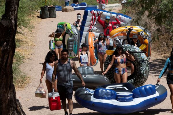 Люди во время летнего отдыха в Аризоне - سبوتنيك عربي