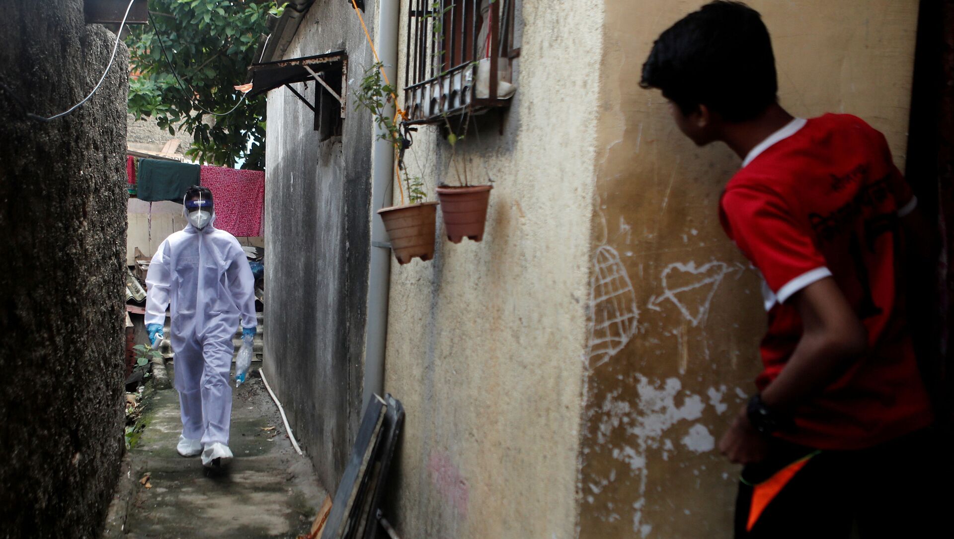 موظف في القطاع الصحي يتفقد المواطنين لاجراء اختبار فيروس كورونا في مومباي، الهند، 1 يوليو 2020. - سبوتنيك عربي, 1920, 21.04.2021