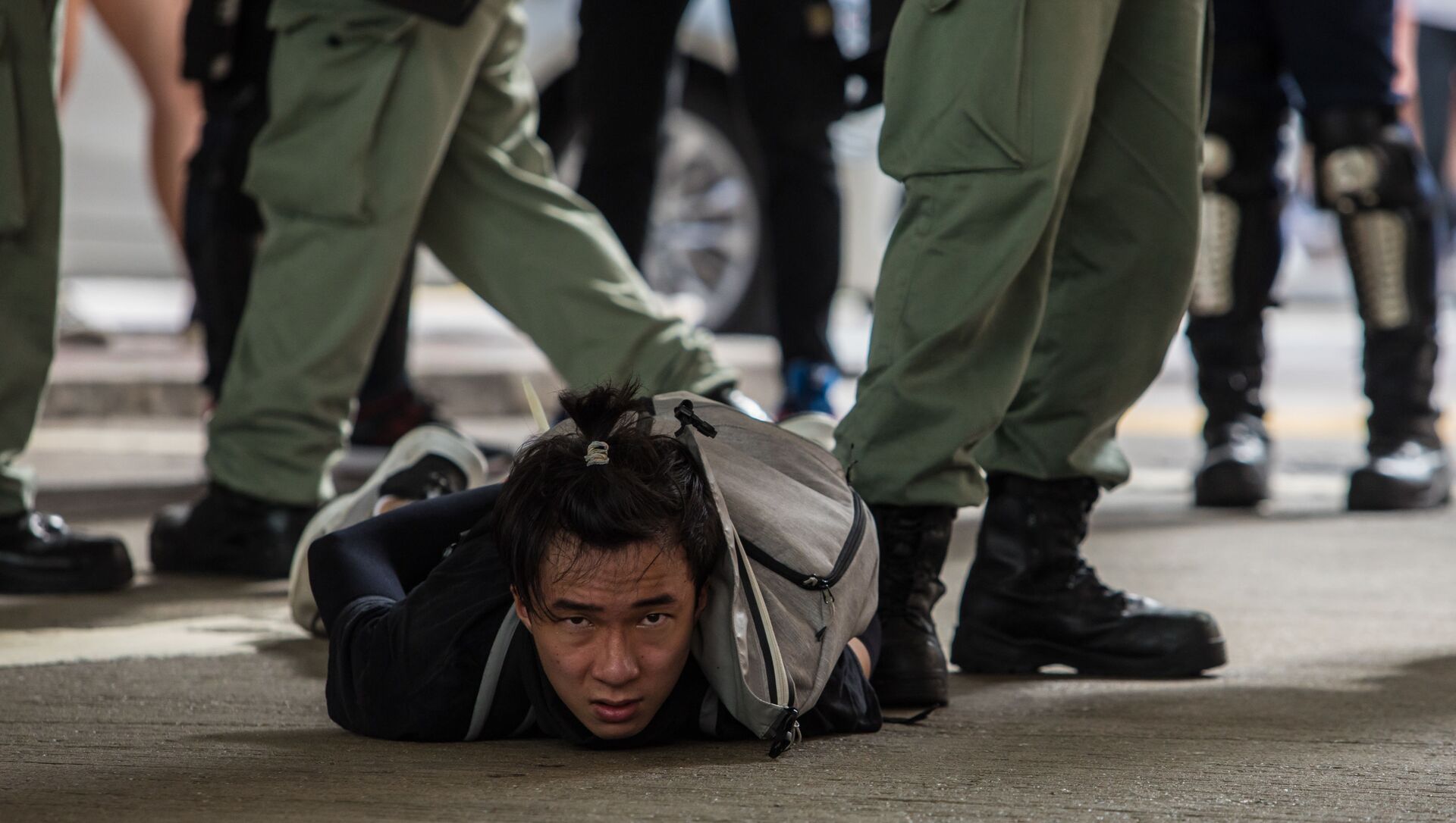  الشرطة تعتقل متظاهرا ضد قانون الأمن القومي الجديد في هونغ كونغ، 1 يوليو 2020 - سبوتنيك عربي, 1920, 27.07.2021
