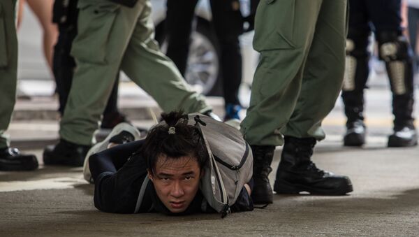  الشرطة تعتقل متظاهرا ضد قانون الأمن القومي الجديد في هونغ كونغ، 1 يوليو 2020 - سبوتنيك عربي