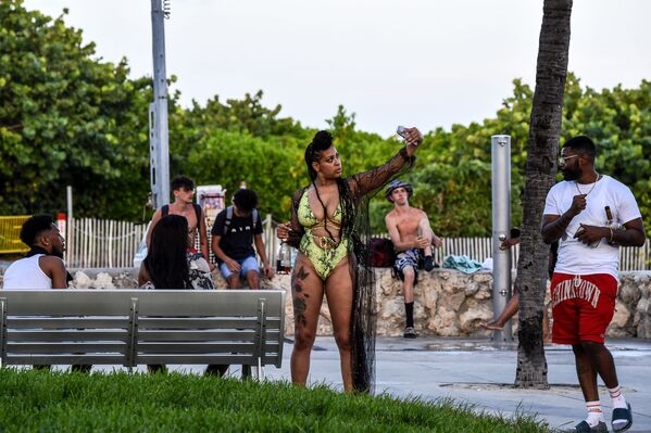 امرأة تلتقط صورة سيلفي لها مع أصدقائها في ميامي بيتش، بعد رفع قيود الحجر الصحي في فلوريدا في 26 يونيو 2020 - سبوتنيك عربي