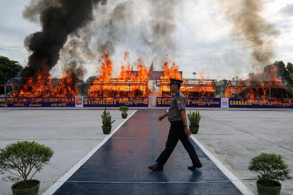 عملية حرق المخدرات المهربة في يانغون، ميانمار 26 يونيو 2020 - سبوتنيك عربي