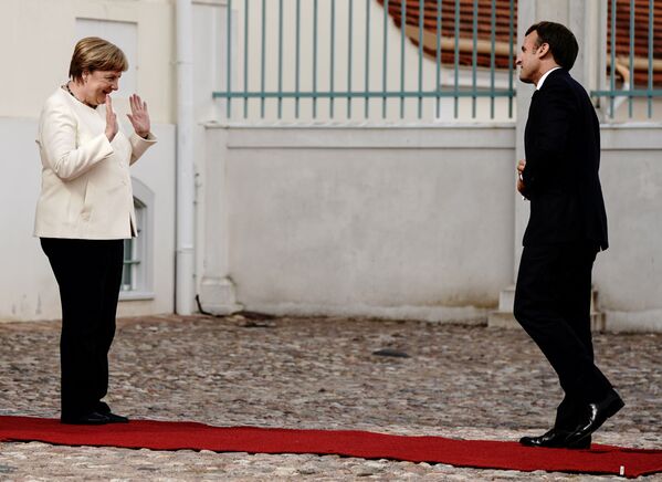 المستشارة الألمانية أنجيلا ميركل تستقبل الرئيس الفرنسي إيمانويل ماكرون في قلعة ميسبرغ، ألمانيا 29 يونيو 2020 - سبوتنيك عربي