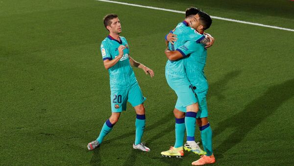 لاعبو برشلونة يحتفلون بالفوز على فياريال (4-1) في الدوري الإسباني - سبوتنيك عربي